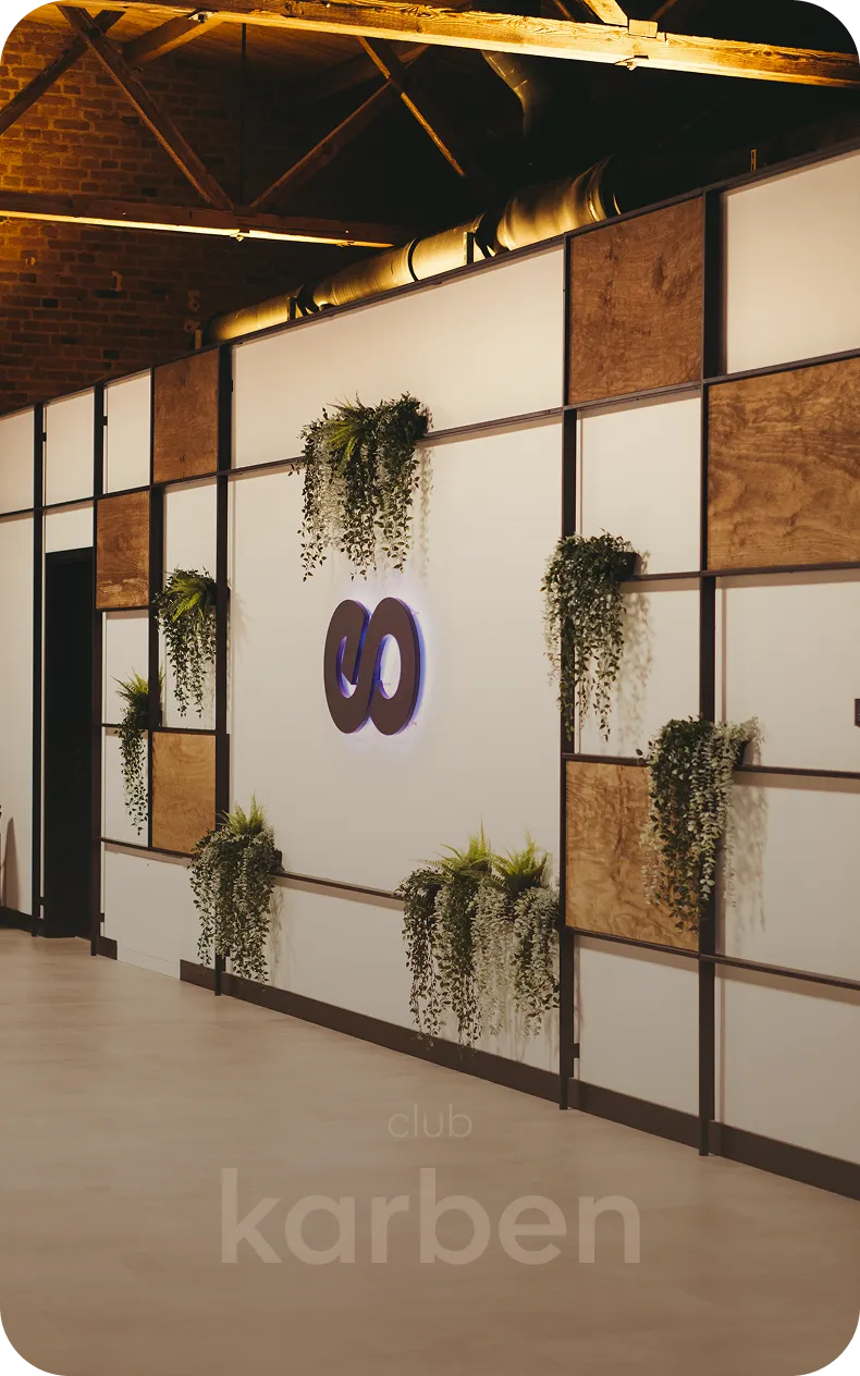 Logo-Wand mit Pflanzen im peoples Fitness Club Karben