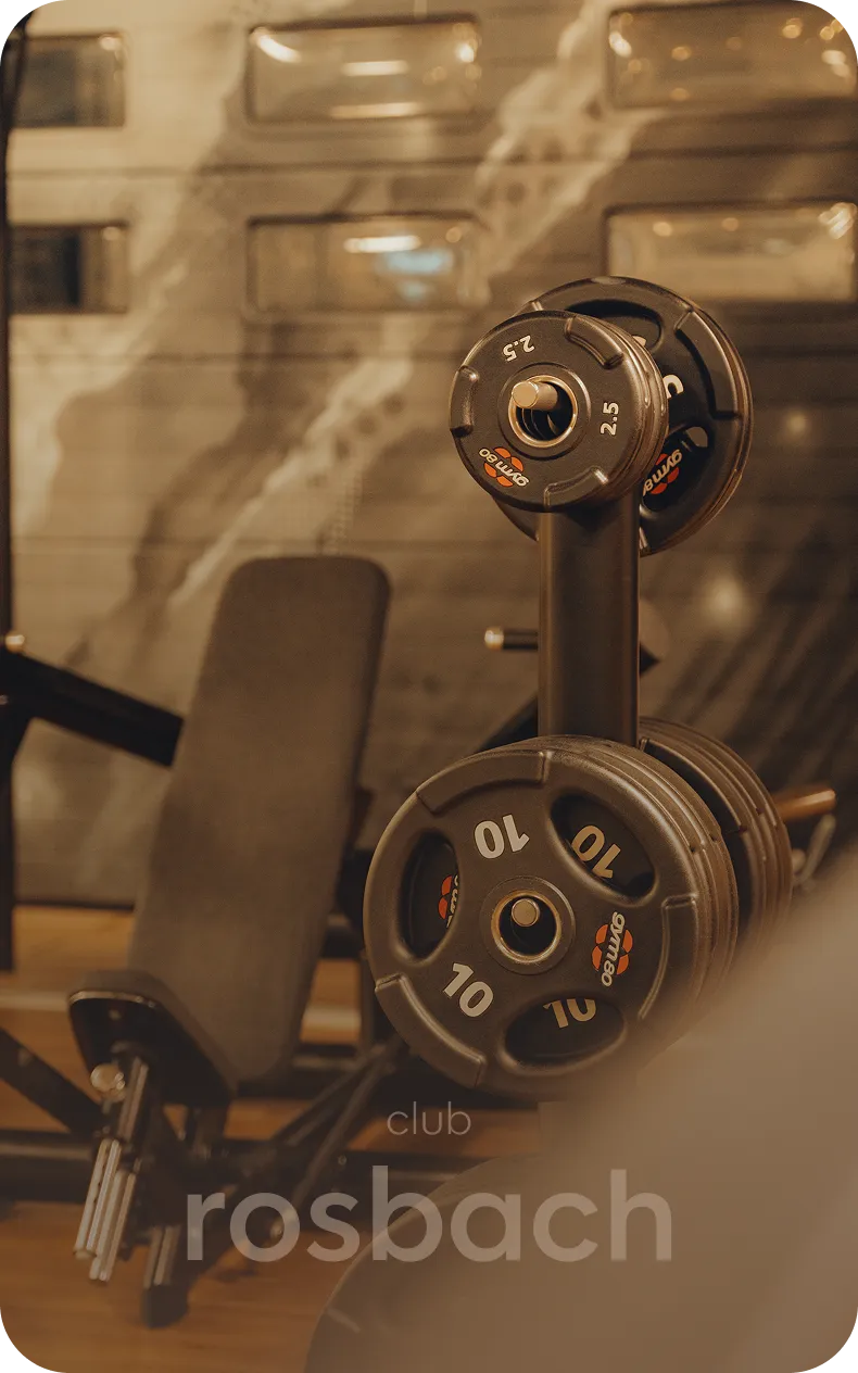 Hantelscheiben und Kraftgerät im peoples Fitness Club Rosbach