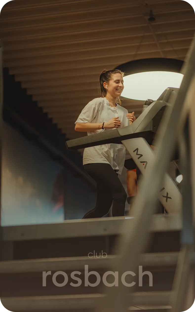 Mitglied auf dem Laufband im peoples Fitness Club Rosbach