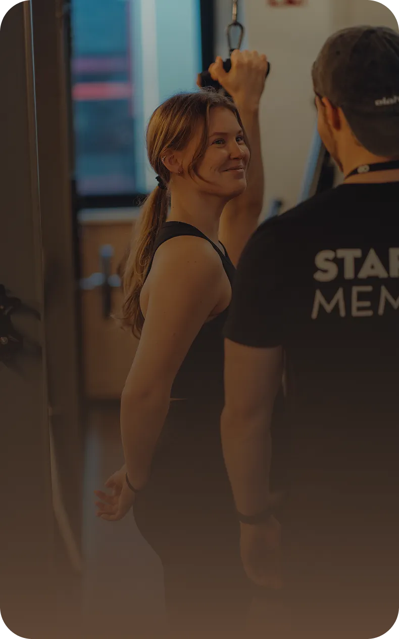 Athletin trainiert mit persönlicher Betreuung im Peoples Fitness Studio – echte Atmosphäre