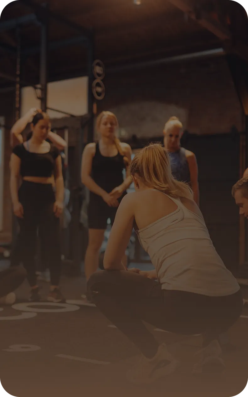 Gruppe trainiert gemeinsam im Peoples Fitness Studio – dein zweites Zuhause