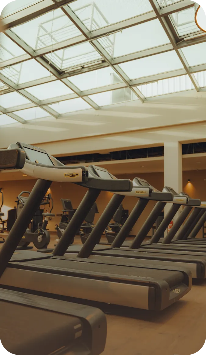 Laufband-Reihe mit Glasdach im peoples Signature Club Bad Homburg