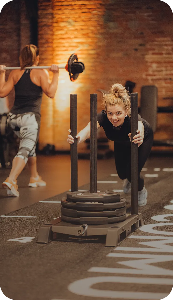 Zwei Mitglieder beim Functional Training im peoples Club Karben
