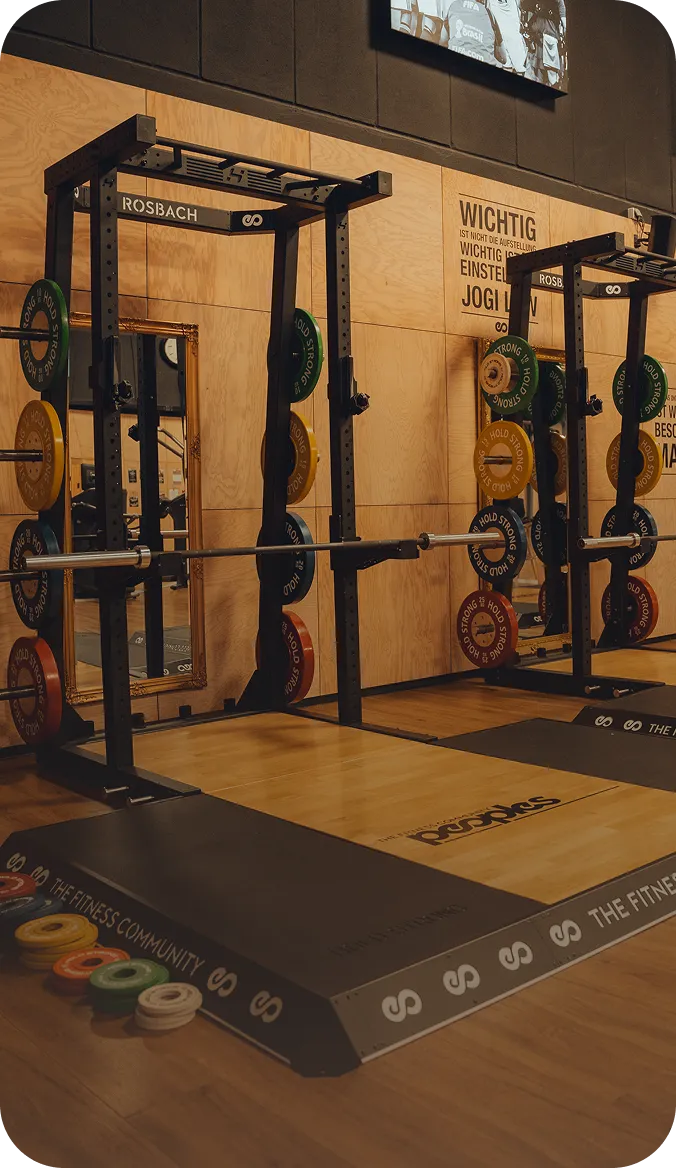 Kraft-Rack-Bereich im peoples Fitnessstudio Rosbach