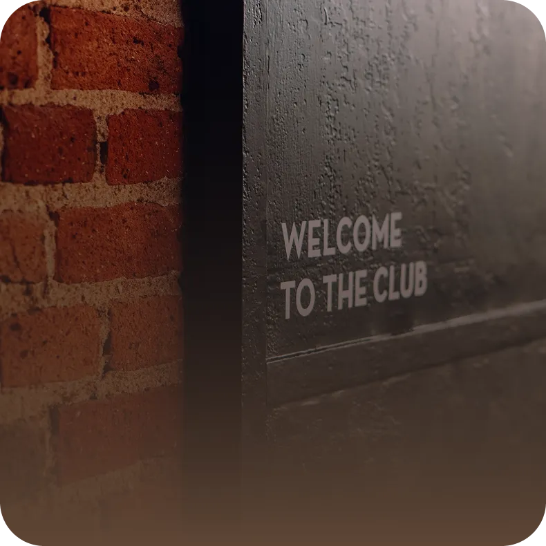 Eingang des peoples Fitness Club Karben – Welcome to the Club in historischer Industriehalle