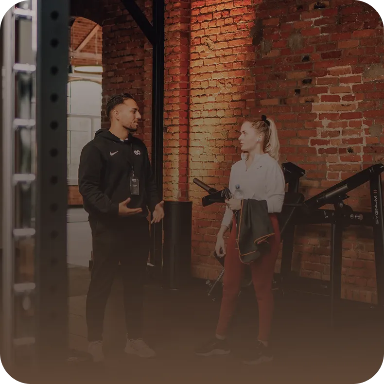 Trainer berät Mitglied im peoples Fitness Club Karben – persönlicher Service und Betreuung