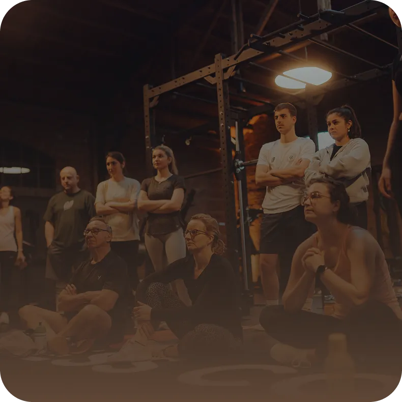 Gruppe von Mitgliedern beim gemeinsamen Kurs im Peoples Fitness Studio – Kurse für jedes Fitnesslevel