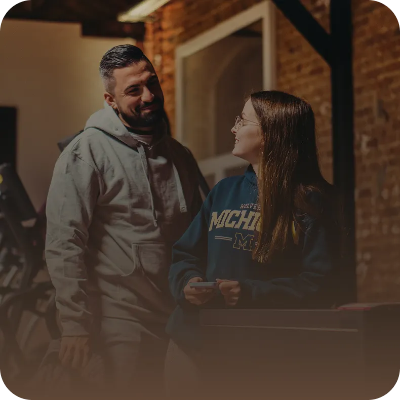 Zwei Personen im freundlichen Gespräch im Peoples Fitness Studio – angenehme Atmosphäre