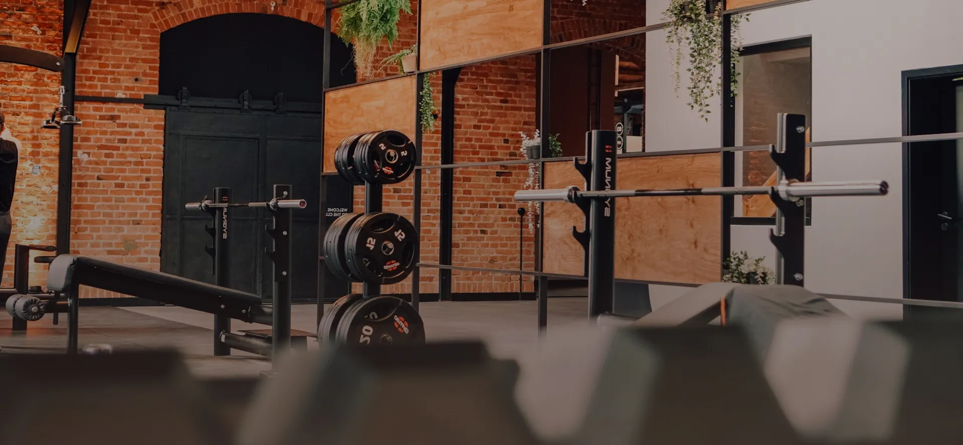 Trainingsbereich im peoples Fitness Classic Club Karben – Freihantelbereich mit Backsteinwänden